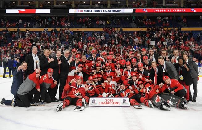 Themen der Woche - SPORT Bilder des Tages - SPORT Eishockey, U20 WM, Kanada gewinnt Finale gegen Schweden 180105 Kanadas lag jublar efter att ha vunnit finalen pa JVM i ishockey mellan Sverige och Kanada den 5 januari 2018 i Buffalo. Copyright: JOELxMARKLUND BB180105JM073
