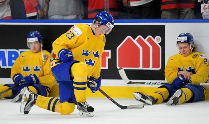 Eishockey, U20 WM, Kanada gewinnt Finale gegen Schweden 180105 Sveriges Jesper Sellgren deppar efter att ha förlorat finalen pa JVM i ishockey mellan Sverige och Kanada den 5 januari 2018 i Buffalo. Copyright: JOELxMARKLUND BB180105JM076