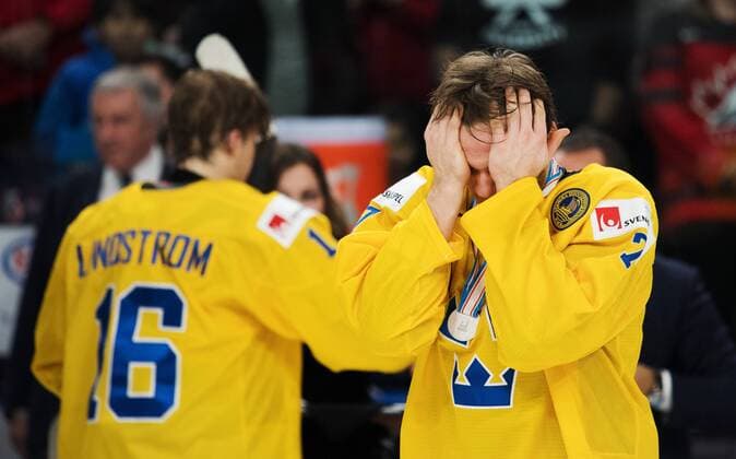 Eishockey, U20 WM, Kanada gewinnt Finale gegen Schweden 180105 Sveriges Timothy Liljegren deppar efter att ha förlorat finalen pa JVM i ishockey mellan Sverige och Kanada den 5 januari 2018 i Buffalo. Copyright: JOELxMARKLUND BB180105JM085