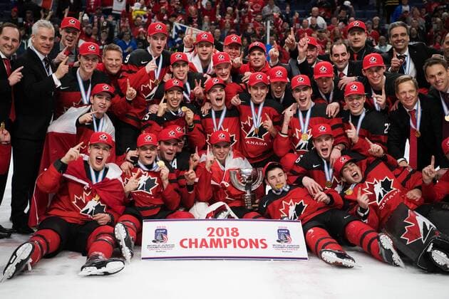 Eishockey, U20 WM, Kanada gewinnt Finale gegen Schweden 180105 Kanadas lag jublar efter att ha vunnit finalen pa JVM i ishockey mellan Sverige och Kanada den 5 januari 2018 i Buffalo. Copyright: JOELxMARKLUND BB180105JM094
