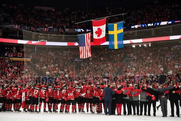 Eishockey, U20 WM, Kanada gewinnt Finale gegen Schweden 180105 Kanadas lag ser flaggan hissas och hör nationalsangen spelas när de tagit guld under finalen pa JVM i ishockey mellan Sverige och Kanada den 5 januari 2018 i Buffalo. Copyright: JOELxMARKLUND BB180105JM095