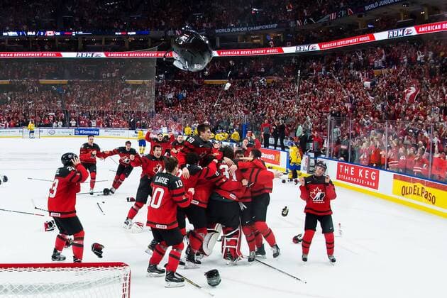 Eishockey, U20 WM, Kanada gewinnt Finale gegen Schweden 180105 Kanadas spelare jublar efter finalen pa JVM i ishockey mellan Sverige och Kanada den 5 januari 2018 i Buffalo. Copyright: JOELxMARKLUND BB180105JM101