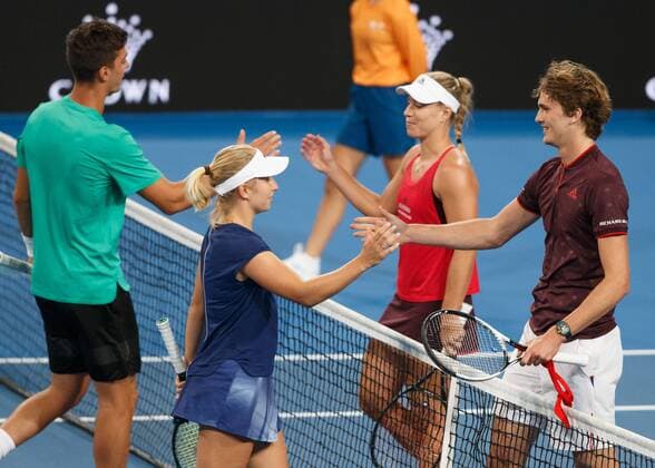 L-R.DARIA KASATKINA und THANASI KOKKINAKIS gratulieren den Siegern )ANGELIQUE KERBER und ALEXANDER ZVEREV, Team Germany, Mixed Doubles Tennis - Hopman Cup 2018 - ITF - Perth Arena - Perth - Western Australia - Australia - 5 January 2018. Copyright: xJuergenxHasenkopfx