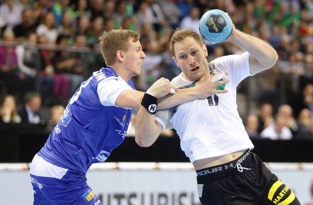 Stuttgart , Handball Länderspiel Deutschland vs. Island , von links: Olafur Gudmundsson ( Island ) Steffen Weinhold ( Deutschland )