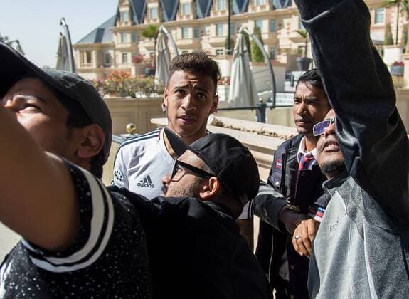 Doha, Katar, 06.01.2018, FC Bayern Muenchen Winter Trainingslager 2018 Corentin Tolisso (FCB) macht Selfies mit Fans ( DeFodi507