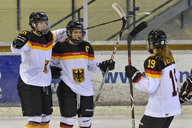 GER, Nations Cup 2018, Deutschland (GER) vs Kanada (CAN) 06.01.2018, BLZ Arena, Füssen, GER, Nations Cup 2018, Deutschland (GER) vs Kanada (CAN), im Bild Torjubel nach Tor zum 1:3, Yvonne Rothemund (GER, 10), Julia Zorn (GER, 8), Kerstin Spielberger (GER, 19)