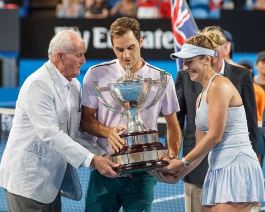 Tennis Legende Neale Fraser (AUS) ueberreicht Pokal an BELINDA BENCIC ROGER FEDERER, Team Switzerland, Mixed Doubles Siegerehrung Tennis - Hopman Cup 2018 - ITF - Perth Arena - Perth - Western Australia - Australia - 6 January 2018. Copyright: xJuergenxHasenkopfx