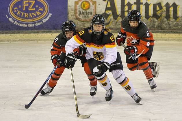 GER, Nations Cup 2018, Deutschland (GER) vs Kanada (CAN) 06.01.2018, BLZ Arena, Füssen, GER, Nations Cup 2018, Deutschland (GER) vs Kanada (CAN), im Bild Viktoria Bach (CAN, 20), Yvonne Rothemund (GER, 10), Loren Gabel (CAN, 6)