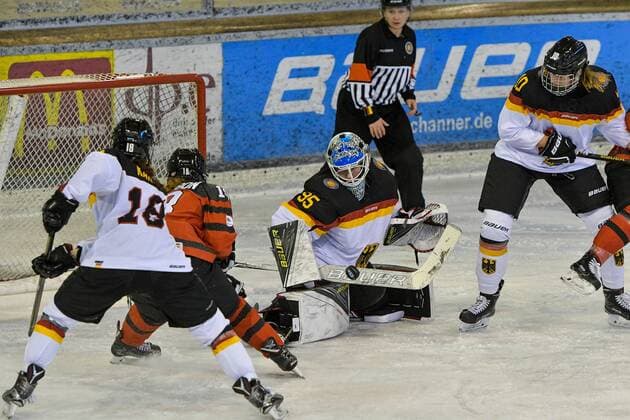GER, Nations Cup 2018, Deutschland (GER) vs Kanada (CAN) 06.01.2018, BLZ Arena, Füssen, GER, Nations Cup 2018, Deutschland (GER) vs Kanada (CAN), im Bild Bernadette Karpf (GER, 18), Josiane Pozzebon (CAN, 18), Franziska Albl (GER, 95), Yvonne Rothemund (GER, 10)