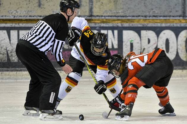 GER, Nations Cup 2018, Deutschland (GER) vs Kanada (CAN) 06.01.2018, BLZ Arena, Füssen, GER, Nations Cup 2018, Deutschland (GER) vs Kanada (CAN), im Bild Kelsey Soccio (GER, 24), Viktoria Bach (CAN, 20)