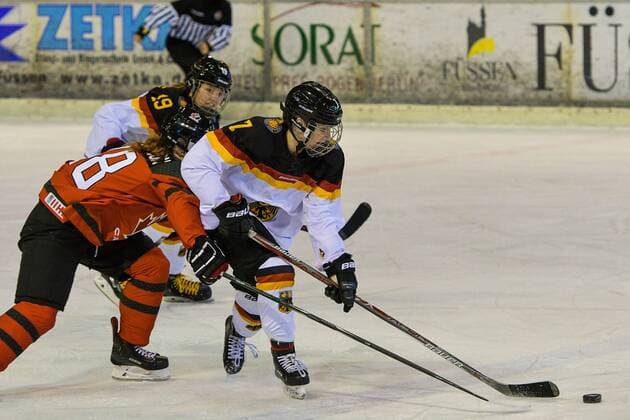 GER, Nations Cup 2018, Deutschland (GER) vs Kanada (CAN) 06.01.2018, BLZ Arena, Füssen, GER, Nations Cup 2018, Deutschland (GER) vs Kanada (CAN), im Bild Josiane Pozzebon (CAN, 18), Nina Kamenik (GER, 7)