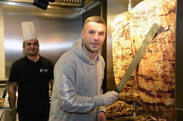 Themen der Woche - SPORT Bilder des Tages SPORT Lukas Podolski bei der Eröffnung seines Döner-Restaurants Mangal Döner am Clodwigplatz. Köln, 06.01.2018 *** Lukas Podolski at the opening of his kebab restaurant Mangal shawarma on 01 Clodwigplatz Cologne 06 2018 Foto:xJ.xKrickx xFuturexImage