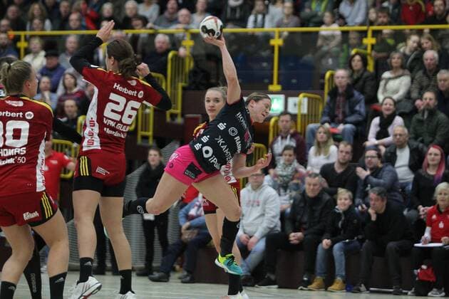 Anna Loerper (Metzingen) beim Wurf beim Spiel HSG Bensheim Auerbach vs. Tussies Metzingen in der 1. Handball Bundesliga der Frauen am 06.01.2018 Foto:Michael Bermel Eibner Bensheim Copyright: xMichaelxBermel Eibner-Pressefotox EP_mbl