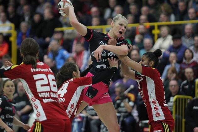 Shenia Minevskaja (Metzingen) beim Wurf gegen Sanne Hoekstra (Bensheim) und Rafika Ettaqi (Bensheim) beim Spiel HSG Bensheim Auerbach vs. Tussies Metzingen in der 1. Handball Bundesliga der Frauen am 06.01.2018 Foto:Michael Bermel Eibner Bensheim Copyright: xMichaelxBermel Eibner-Pressefotox EP_mbl