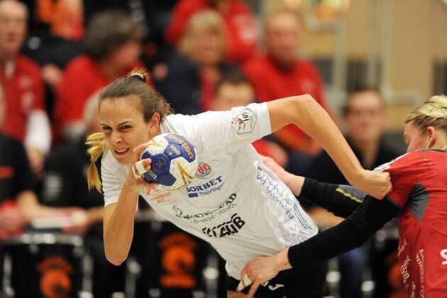 Anika Niederwieser (Thueringer HC) (am Ball) und Miranda Schmidt-Robben (HSG Bad Wildungen Vipers) (R) -- Handball --- 1. Bundesliga Frauen --- HSG Bad Wildungen Vipers vs Thueringer HC --- 06.01.2018, Bad Wildungen Copyright: xEIBNER RolandxSippelx EP_RSL