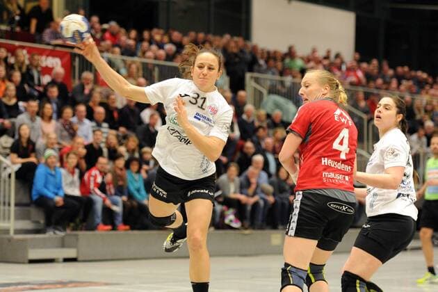 Kerstin Wohlbold (Thueringer HC) beim Wurf; Sabine Heusdens (HSG Bad Wildungen Vipers) (NR 4) -- Handball --- 1. Bundesliga Frauen --- HSG Bad Wildungen Vipers vs Thueringer HC --- 06.01.2018, Bad Wildungen Copyright: xEIBNER RolandxSippelx EP_RSL