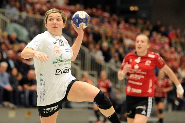 Lydia Jakubisova (Thueringer HC) beim Wurf; Sabine Heusdens (HSG Bad Wildungen Vipers) (R) -- Handball --- 1. Bundesliga Frauen --- HSG Bad Wildungen Vipers vs Thueringer HC --- 06.01.2018, Bad Wildungen Copyright: xEIBNER RolandxSippelx EP_RSL