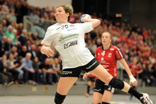 Lydia Jakubisova (Thueringer HC) beim Wurf; Sabine Heusdens (HSG Bad Wildungen Vipers) (R) -- Handball --- 1. Bundesliga Frauen --- HSG Bad Wildungen Vipers vs Thueringer HC --- 06.01.2018, Bad Wildungen Copyright: xEIBNER RolandxSippelx EP_RSL