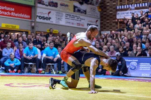 Ringen Bundesliga - Halbfinale - 17 18 - TuS Adelhausen - KSV Koellerbach - 06-01-2018 Kampf 1: Marcel Ewald (in rot TuS Adelhausen) gegen Viktor Lyzen (in blau KSV Koellerbach), beim Bundesliga - Halbfinale Ringkampf zwischen dem TuS Adelhausen und dem KSV Koellerbach, am Samstag, den 06. Januar 2018 Dinkelberghalle in Adelhausen. ( *** Struggling German Bundesliga semifinals 17 18 TuS noble Wallace KSV Köllerbach 06 01 2018 battle 1 Marcel Ewald in red TuS noble Wallace against Viktor Lyzen in blue KSV Köllerbach in the National League semi-final wrestling match between the TuS noble Wallace and the KSV Köllerbach on Saturday the 06 January 2018 Spelt Mountain Hall in Adelhausen xGRGx