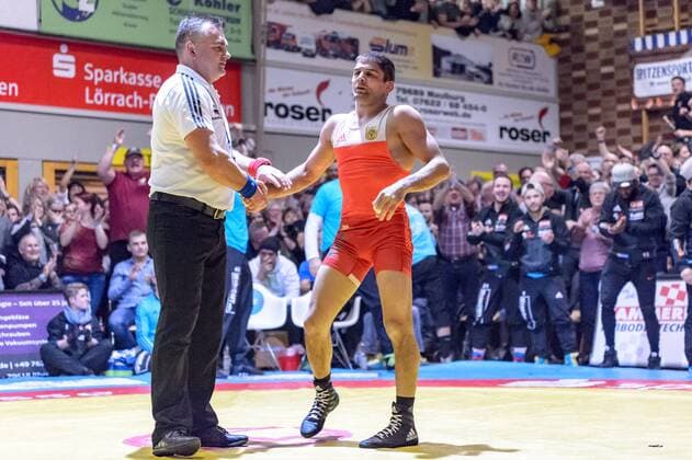 Ringen Bundesliga - Halbfinale - 17 18 - TuS Adelhausen - KSV Koellerbach - 06-01-2018 Kampf 3: Ivo Angelov (in rot TuS Adelhausen) gegen Valentin Seimetz (in blau KSV Koellerbach), beim Bundesliga - Halbfinale Ringkampf zwischen dem TuS Adelhausen und dem KSV Koellerbach, am Samstag, den 06. Januar 2018 Dinkelberghalle in Adelhausen. ( *** Struggling German Bundesliga semifinals 17 18 TuS noble Wallace KSV Köllerbach 06 01 2018 battle 3 Ivo Angelov in red TuS noble Wallace against Valentin Seimetz in blue KSV Köllerbach in the National League semi-final wrestling match between the TuS noble Wallace and the KSV Köllerbach on Saturday the 06 January 2018 Spelt Mountain Hall in Adelhausen xGRGx