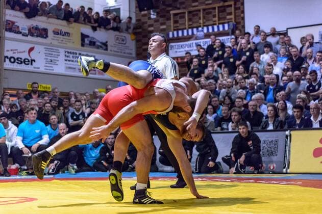 Ringen Bundesliga - Halbfinale - 17 18 - TuS Adelhausen - KSV Koellerbach - 06-01-2018 Kampf 4: Michael Kaufmehl (in rot TuS Adelhausen) gegen Gennadig Cudinovic (in blau KSV Koellerbach), beim Bundesliga - Halbfinale Ringkampf zwischen dem TuS Adelhausen und dem KSV Koellerbach, am Samstag, den 06. Januar 2018 Dinkelberghalle in Adelhausen. ( *** Struggling Bundesliga semifinals 17 18 TuS noble Wallace KSV Köllerbach 06 01 2018 battle 4 Michael buying flour in red TuS noble Lake against Gennadig Cudinovic in blue KSV Köllerbach in the Bundesliga semi-final wrestling match between the TuS noble Wallace and the KSV Köllerbach on Saturday the 06 January 2018 spelt Mountain Hall in Adelhausen xGRGx