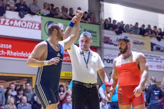 Ringen Bundesliga - Halbfinale - 17 18 - TuS Adelhausen - KSV Koellerbach - 06-01-2018 Kampf 4: Michael Kaufmehl (in rot TuS Adelhausen) gegen Gennadig Cudinovic (in blau KSV Koellerbach), beim Bundesliga - Halbfinale Ringkampf zwischen dem TuS Adelhausen und dem KSV Koellerbach, am Samstag, den 06. Januar 2018 Dinkelberghalle in Adelhausen. ( *** Struggling Bundesliga semifinals 17 18 TuS noble Wallace KSV Köllerbach 06 01 2018 battle 4 Michael buying flour in red TuS noble Lake against Gennadig Cudinovic in blue KSV Köllerbach in the Bundesliga semi-final wrestling match between the TuS noble Wallace and the KSV Köllerbach on Saturday the 06 January 2018 spelt Mountain Hall in Adelhausen xGRGx