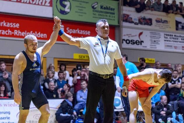 Ringen Bundesliga - Halbfinale - 17 18 - TuS Adelhausen - KSV Koellerbach - 06-01-2018 Kampf 5: Alexander Semisorow (in rot TuS Adelhausen) gegen Vladimir Dubov (in blau KSV Koellerbach), beim Bundesliga - Halbfinale Ringkampf zwischen dem TuS Adelhausen und dem KSV Koellerbach, am Samstag, den 06. Januar 2018 Dinkelberghalle in Adelhausen. ( *** Struggling German Bundesliga semifinals 17 18 TuS noble Wallace KSV Köllerbach 06 01 2018 battle 5 Alexander Semisorow in red TuS noble Wallace against Vladimir Dubov in blue KSV Köllerbach in the Bundesliga semi-final wrestling match between the TuS noble Wallace and the KSV Köllerbach on Saturday the 06 January 2018 spelt Mountain Hall in Adelhausen xGRGx