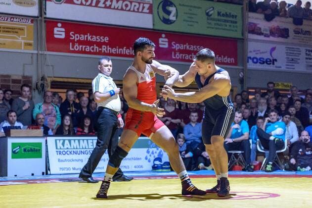 Ringen Bundesliga - Halbfinale - 17 18 - TuS Adelhausen - KSV Koellerbach - 06-01-2018 Kampf 6: Arian Gueney (in rot TuS Adelhausen) gegen Laszlo Szabo (in blau KSV Koellerbach), beim Bundesliga - Halbfinale Ringkampf zwischen dem TuS Adelhausen und dem KSV Koellerbach, am Samstag, den 06. Januar 2018 Dinkelberghalle in Adelhausen. ( *** Struggling German Bundesliga semifinals 17 18 TuS noble Wallace KSV Köllerbach 06 01 2018 battle 6 Arian Güney in red TuS noble Wallace against Laszlo Szabo in blue KSV Köllerbach in the National League semi-final wrestling match between the TuS noble Wallace and the KSV Köllerbach on Saturday the 06 January 2018 Spelt Mountain Hall in Adelhausen xGRGx