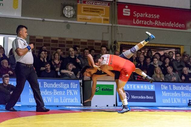 Ringen Bundesliga - Halbfinale - 17 18 - TuS Adelhausen - KSV Koellerbach - 06-01-2018 Kampf 7: Danijel Janecic (in rot TuS Adelhausen) gegen Marc-Antonio von Tugginev (in blau KSV Koellerbach), beim Bundesliga - Halbfinale Ringkampf zwischen dem TuS Adelhausen und dem KSV Koellerbach, am Samstag, den 06. Januar 2018 Dinkelberghalle in Adelhausen. ( *** Struggling German Bundesliga semifinals 17 18 TuS noble Wallace KSV Köllerbach 06 01 2018 battle 7 Danijel Janecic in red TuS noble Wallace against Marc Antonio by Tugginev in blue KSV Köllerbach in the Bundesliga semi-final wrestling match between the TuS noble Wallace and the KSV Köllerbach on Saturday the 06 January 2018 spelt Mountain Hall in Adelhausen xGRGx