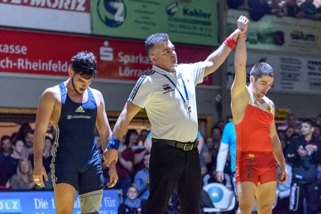 Ringen Bundesliga - Halbfinale - 17 18 - TuS Adelhausen - KSV Koellerbach - 06-01-2018 Kampf 7: Danijel Janecic (in rot TuS Adelhausen) gegen Marc-Antonio von Tugginev (in blau KSV Koellerbach), beim Bundesliga - Halbfinale Ringkampf zwischen dem TuS Adelhausen und dem KSV Koellerbach, am Samstag, den 06. Januar 2018 Dinkelberghalle in Adelhausen. ( *** Struggling German Bundesliga semifinals 17 18 TuS noble Wallace KSV Köllerbach 06 01 2018 battle 7 Danijel Janecic in red TuS noble Wallace against Marc Antonio by Tugginev in blue KSV Köllerbach in the Bundesliga semi-final wrestling match between the TuS noble Wallace and the KSV Köllerbach on Saturday the 06 January 2018 spelt Mountain Hall in Adelhausen xGRGx