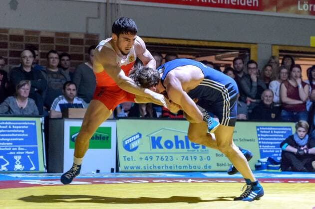 Ringen Bundesliga - Halbfinale - 17 18 - TuS Adelhausen - KSV Koellerbach - 06-01-2018 Kampf 9: Akhmed Chakaev (in rot TuS Adelhausen) gegen Andriy Shyyka (in blau KSV Koellerbach), beim Bundesliga - Halbfinale Ringkampf zwischen dem TuS Adelhausen und dem KSV Koellerbach, am Samstag, den 06. Januar 2018 Dinkelberghalle in Adelhausen. ( *** Struggling German Bundesliga semifinals 17 18 TuS noble Wallace KSV Köllerbach 06 01 2018 battle 9 Akhmed Chakaev in red TuS noble Wallace against Andriy Shyyka in blue KSV Köllerbach in the National League semi-final wrestling match between the TuS noble Wallace and the KSV Köllerbach on Saturday the 06 January 2018 Spelt Mountain Hall in Adelhausen xGRGx