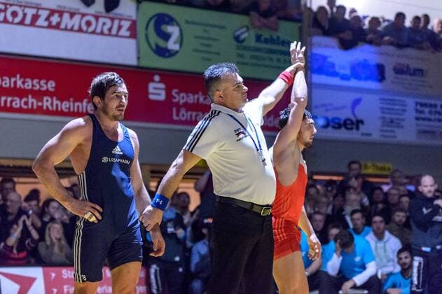 Ringen Bundesliga - Halbfinale - 17 18 - TuS Adelhausen - KSV Koellerbach - 06-01-2018 Kampf 9: Akhmed Chakaev (in rot TuS Adelhausen) gegen Andriy Shyyka (in blau KSV Koellerbach), beim Bundesliga - Halbfinale Ringkampf zwischen dem TuS Adelhausen und dem KSV Koellerbach, am Samstag, den 06. Januar 2018 Dinkelberghalle in Adelhausen. ( *** Struggling German Bundesliga semifinals 17 18 TuS noble Wallace KSV Köllerbach 06 01 2018 battle 9 Akhmed Chakaev in red TuS noble Wallace against Andriy Shyyka in blue KSV Köllerbach in the National League semi-final wrestling match between the TuS noble Wallace and the KSV Köllerbach on Saturday the 06 January 2018 Spelt Mountain Hall in Adelhausen xGRGx
