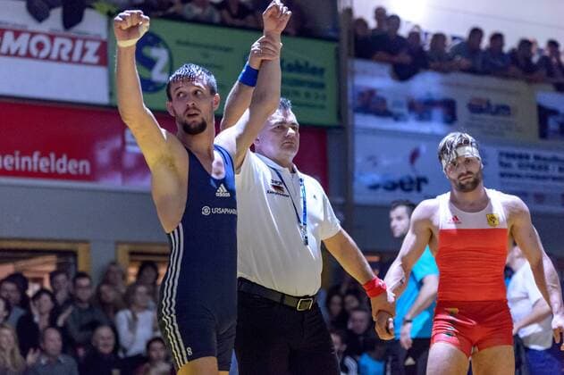 Ringen Bundesliga - Halbfinale - 17 18 - TuS Adelhausen - KSV Koellerbach - 06-01-2018 Kampf 10: Sascha Keller (in rot TuS Adelhausen) gegen Timo Badusch (in blau KSV Koellerbach), beim Bundesliga - Halbfinale Ringkampf zwischen dem TuS Adelhausen und dem KSV Koellerbach, am Samstag, den 06. Januar 2018 Dinkelberghalle in Adelhausen. ( *** Struggling German Bundesliga semifinals 17 18 TuS noble Wallace KSV Köllerbach 06 01 2018 battle 10 Sascha Keller in red TuS noble Wallace against Timo Badusch in blue KSV Köllerbach in the National League semi-final wrestling match between the TuS noble Wallace and the KSV Köllerbach on Saturday the 06 January 2018 Spelt Mountain Hall in Adelhausen xGRGx