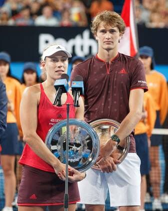 Finalisten ANGELIQUE KERBER und ALEXANDER ZVEREV mit dem Pokal, haelt Rede am Mikrofon,Mixed Doubles Siegerehrung Tennis - Hopman Cup 2018 - ITF - Perth Arena - Perth - Western Australia - Australia - 6 January 2018. Copyright: xJuergenxHasenkopfx