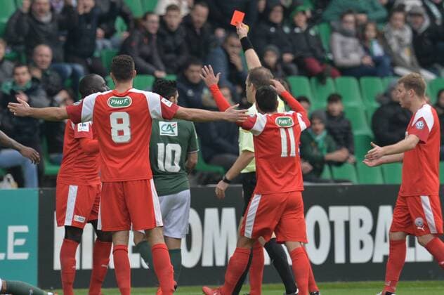 Olivier Thual (arbotre) donne un carton rouge a Olivier Boscagli (nimes) FOOTBALL : Saint Etienne vs Nimes - 32e coupe de France - 07 01 2017 FredericChambert Panoramic 