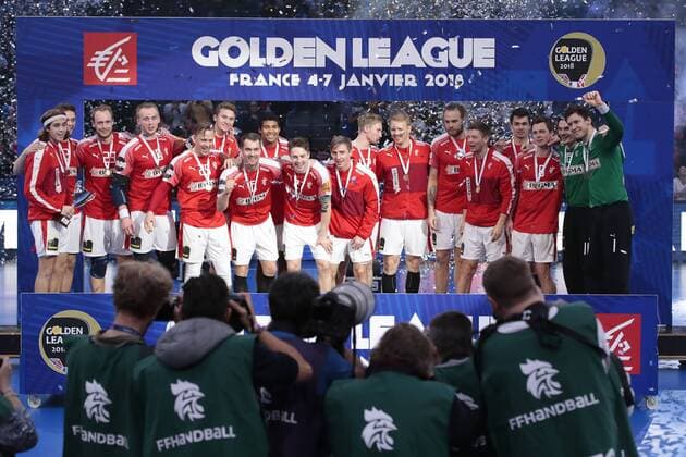 Celebration du trophee par l equipe du Danemark sur la Golden Tour Francais HANDBALL : FRANCE v DANEMARK - GOLDEN LEAGUE PARIS 2018 - 07 01 2018 StephaneAllaman Panoramic 