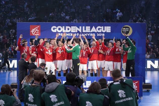 Celebration du trophee par l equipe du Danemark sur la Golden Tour Francais HANDBALL : FRANCE v DANEMARK - GOLDEN LEAGUE PARIS 2018 - 07 01 2018 StephaneAllaman Panoramic 