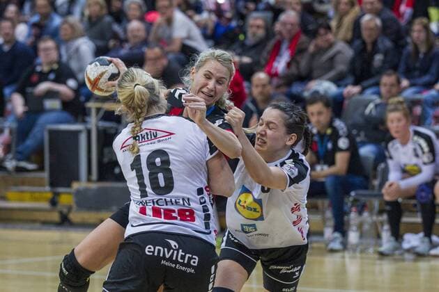 Handball-Bundesliga TSV Bayer 04 Leverkusen vs. Neckarsulmer SU 34:27 Handball-Bundesliga TSV Bayer 04 Leverkusen vs. Neckarsulmer SU 34:27 am 7. 1. 2017 Leverkusen, Ostermann-Arena, Deutschland Photo: Ralf Kardes Seline Ineichen (18) KM Elfe Zivile Jurgutyte (3) RM Svenja Kaufmann (8) RM RR