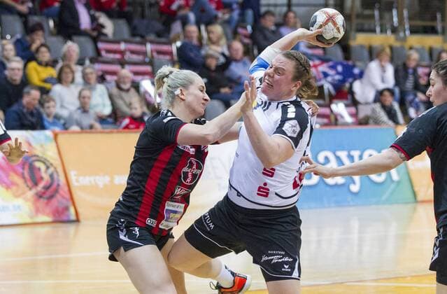 Handball-Bundesliga TSV Bayer 04 Leverkusen vs. Neckarsulmer SU 34:27 Handball-Bundesliga TSV Bayer 04 Leverkusen vs. Neckarsulmer SU 34:27 am 7. 1. 2017 Leverkusen, Ostermann-Arena, Deutschland Photo: Ralf Kardes Elfe Mia Zschoke (7) RR RM RL Maike Daniels (19) RM