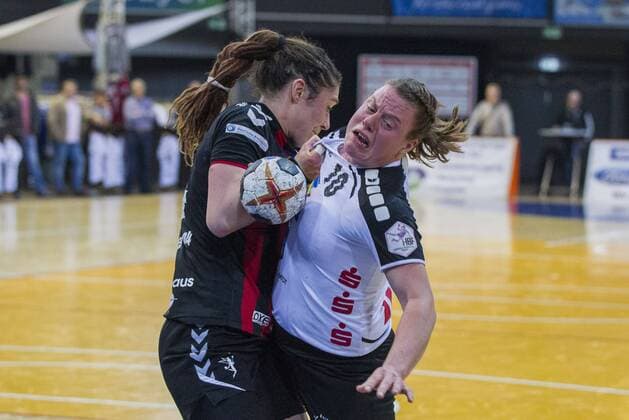 Bilder des Tages - SPORT Handball-Bundesliga TSV Bayer 04 Leverkusen vs. Neckarsulmer SU 34:27 Handball-Bundesliga TSV Bayer 04 Leverkusen vs. Neckarsulmer SU 34:27 am 7. 1. 2017 Leverkusen, Ostermann-Arena, Deutschland Photo: Ralf Kardes Elfe Jenny Karolius (14) KM Spitzname: Flummi Maike Daniels (19) RM