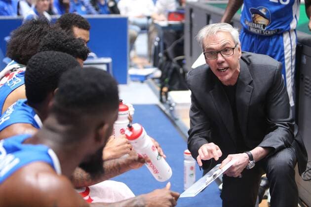 Head-Coach Gordon Herbert (Frankfurt) beim Coaching , Fraport Skyliners - Telekom Baskets Bonn, 1. BBL , 2017 2018, Frankfurt am Main