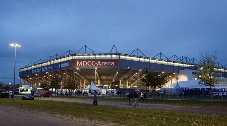 Fußball, Stadiongeschichte 1. FC Magdeburg 24.10.2017, Fussball DFB-Pokal 2017, 2.Runde, 1.FC Magdeburg - Borussia Dortmund, in der MDCC-Arena Magdeburg, Das Stadion von Aussen.
