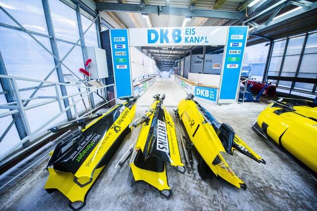 Bob, Materialtest, Donnerstag (28.12.2017), DKB Eiskanal Altenberg. FES Bobs und Wallner Bobs liegen am Start bereit. *** Bob material test Thursday 28 12 2017 DKB Eiskanal Altenberg FES bobs and Wallner bobs at the start are available RM001