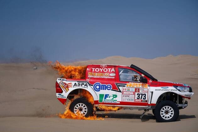 Themen der Woche - SPORT Bilder des Tages - SPORT Car gets on fire in Dakar Rally ICA, IC - 08.01.2018: CAR GETS ON FIRE IN DAKAR RALLY - The car of the Argentine pilot Alicia Reina and the navigator Carlos Dante Pelayo caught fire during 3 stages of the Dakar Rally 2018, between the cities of Pisco and San Juan de Marcona, Peru. (Photo: Marcelo Machado de Melo Fotoarena) x1459068x  MarceloxMachadoxdexMelo