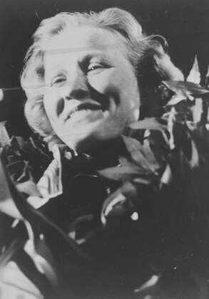ICE SKATING Speed skating Eisschnelllauf SKOBLIKOVA LAUREL WREATH AROUND NECK ; 25 FEBRUARY 1963, Copyright: Topfoto  UnitedArchivesIPU451942
