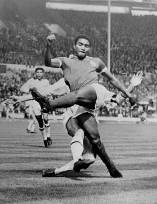 22 MAY 1963 EUSEBIO IN ACTION FOR BENFICA LISBON DURING THEIR LOSS TO MILAN IN THE EUROPEAN FOOTBALL CUP FINAL AT WEMBLEY STADIUM, LONDON, ENGLAND., Wembley London United Kingdom England Copyright: Topfoto  UnitedArchivesIPU457164