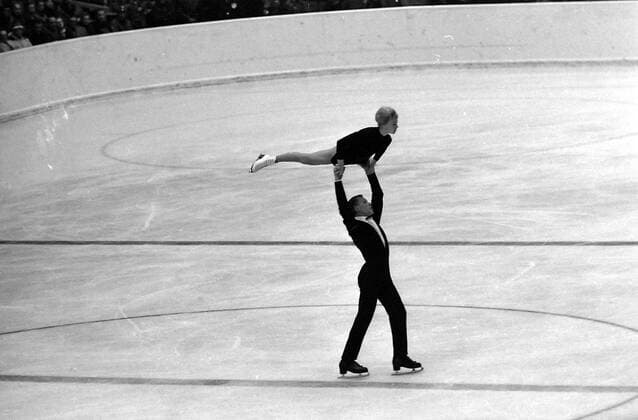 Olympia, Historie, Olympische Winterspiele 1964 in Innsbruck WINTER OLYMPICS IN INNSBRUCK, AUSTRIA - GOLD MEDALIST IN ACTION LUDMILLA BELOUSOVA AND OLEG PROTOPOPOV ; 30 JANUARY 1964, Copyright: Topfoto  UnitedArchivesIPU470753