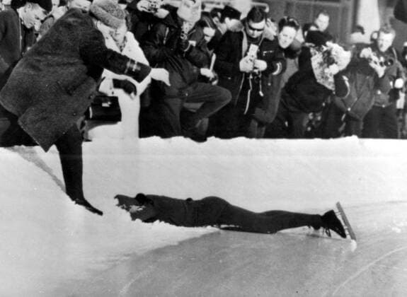 Olympia, Historie, Olympische Winterspiele 1964 in Innsbruck WINTER OLYMPICS IN INNSBRUCK, AUSTRIA - US SPEED SKATER JANICE SMITH CRASHES ; 31 JANUARY 1964, Copyright: Topfoto  UnitedArchivesIPU470813
