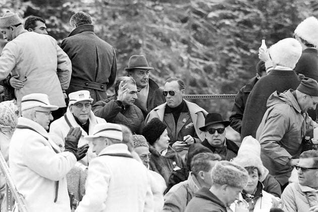 Olympia, Historie, Olympische Winterspiele 1964 in Innsbruck WINTER OLYMPICS GAMES IN INNSBRUCK, AUSTRIA - PRINCE BERNHARD WATCHES LADIES SLALOM WITH SHAH OF PERSIA ; 3 FEBRUARY 1964, Copyright: Topfoto  UnitedArchivesIPU470932