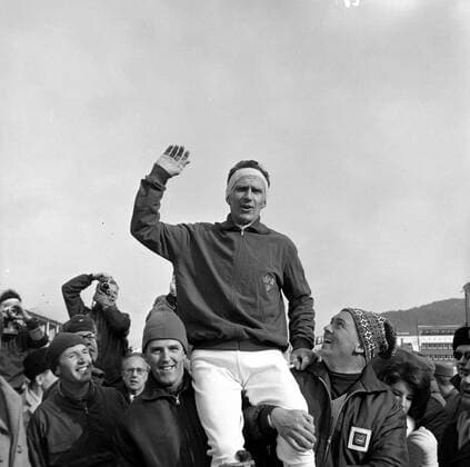Olympia, Historie, Olympische Winterspiele 1964 in Innsbruck WINTER OLYMPICS GAMES IN INNSBRUCK, AUSTRIA - 50 KILOMETRE CROSS COUNTRY SIXTEN JERNBERG CARRIED BY FRIENDS ; 6 FEBRUARY 1964, Copyright: Topfoto  UnitedArchivesIPU471121